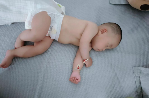岳阳宝宝老打喷嚏怎么办
